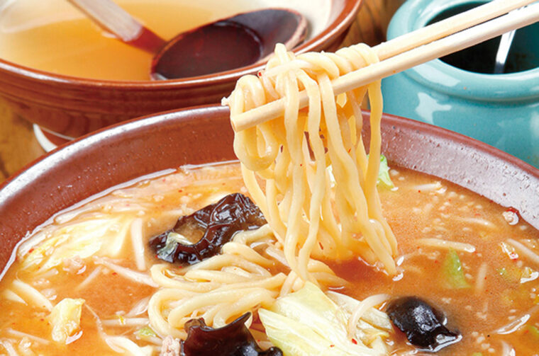 奥深い濃厚な味噌ダレと、それに負けない超極太麺が特徴