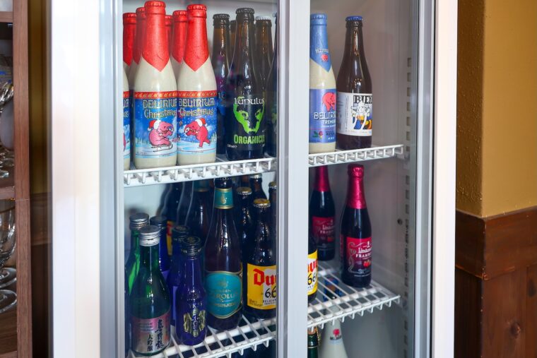デュベル、デリリウムなどのベルギービールを揃える。「ボトルのビジュアルも重視してます」と磯部さん。なお、生ビールはカールスバーグと城端ビールの2種