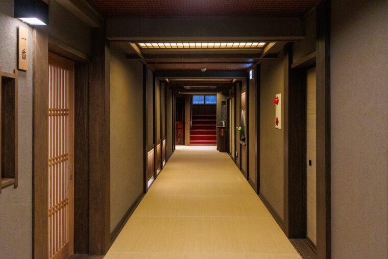 畳敷きの廊下