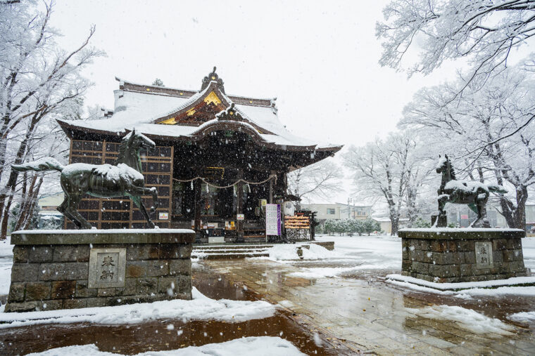 拝殿の前には神馬像が左右に一頭ずつ。今にも駆け出しそう！