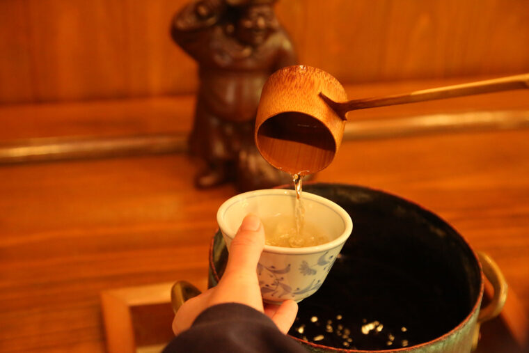 ラウンジでは塩分とうまみのある源泉を使ったほうじ茶を味わえる