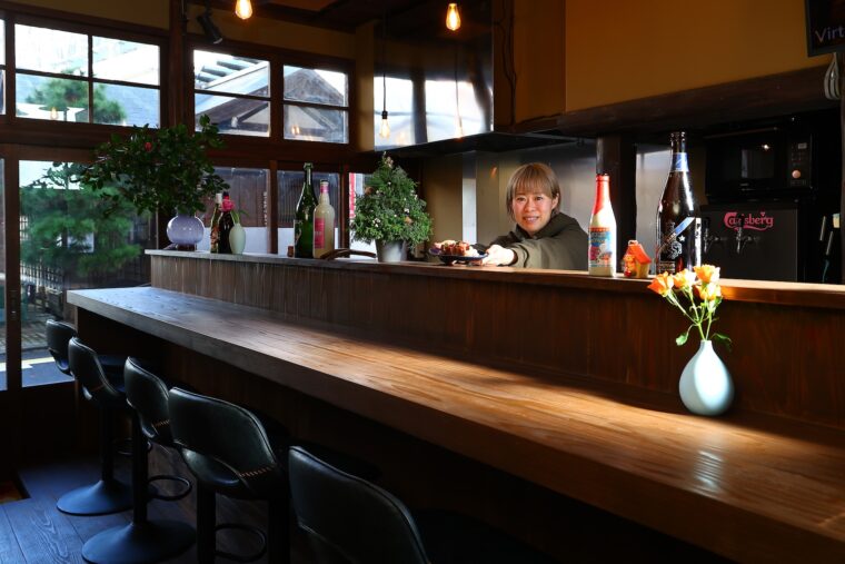 磯部まおりさん。1階は和風の空間。2階にも貸切利用できるフロアがある