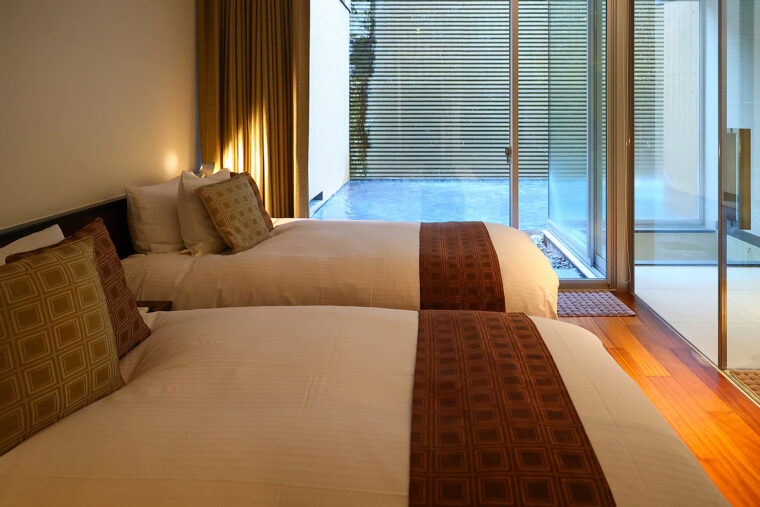 やわらかな光が差し込むベッドルームでくつろいで