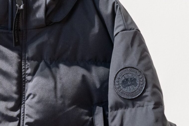 Canada Gooseと言えば赤く縁取られたロゴ刺しゅうのワッペンがおなじみですが、BLACK DISCはモノクロワッペンが目印！