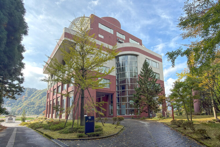 木々に囲まれた、静寂が広がる環境にある