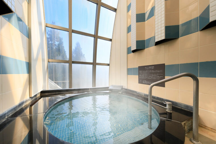 自家源泉を使用した貸切風呂はひのきとひすいのふたつから好みのタイプを選べる。家族やカップルで心ゆくまで楽しめる