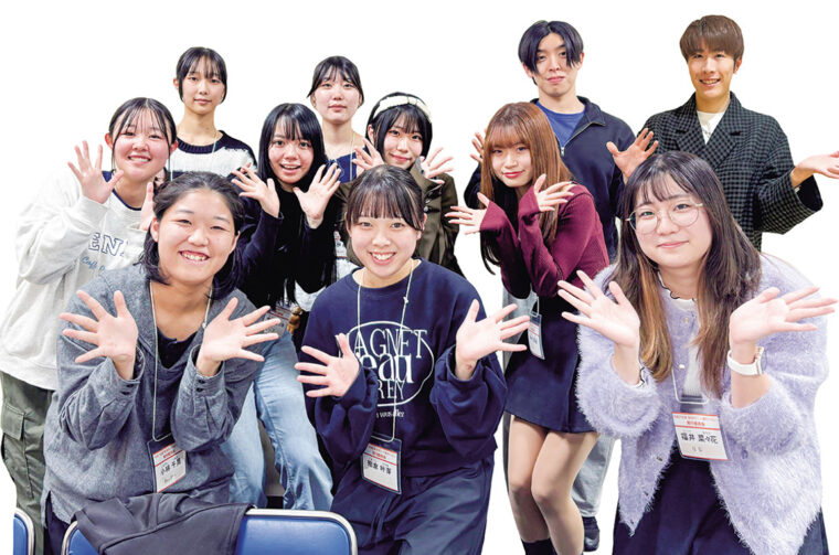 「楽しめるイベントを企画しています。たくさんの参加をお待ちしています」と二十歳のつどい実行委員の皆さん