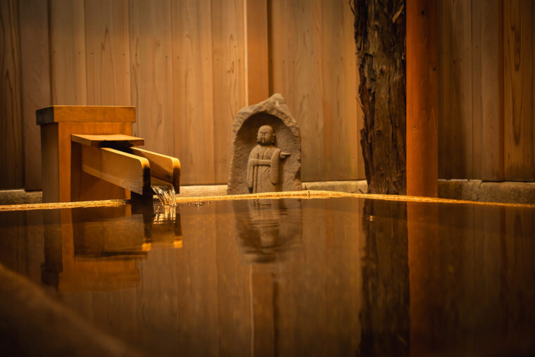 泉質は刺激が少ないアルカリ性単純温泉。赤ちゃん、妊婦、お年寄りでも安心して入浴できる