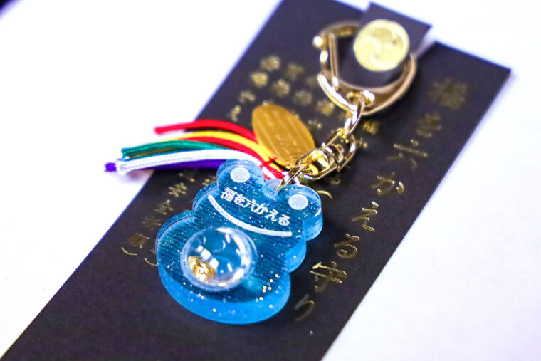 『幸せ六かえる守り』（初穂料1,000円）。お腹のカプセルには小さなカエルが5匹入っていて。こちらも全部で6匹となる