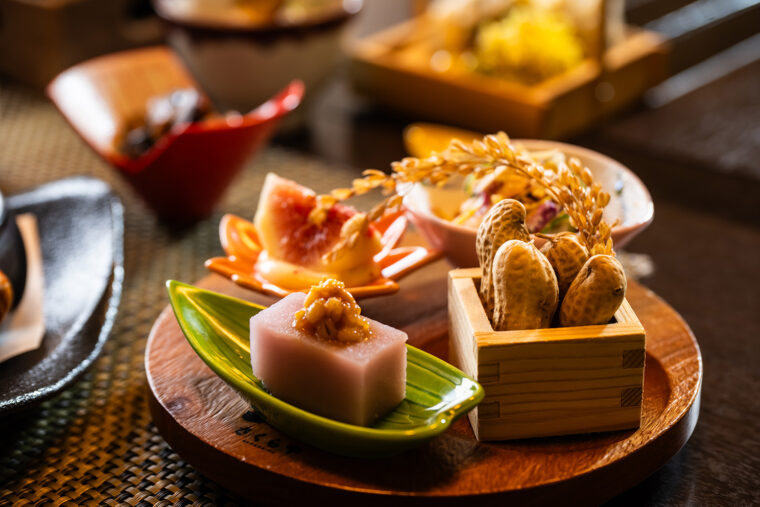 料理の美しさを引き立てるうつわの扱いも巧みだ