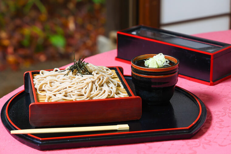 自分で打ったそば。打ちたてをその場で食べることができる