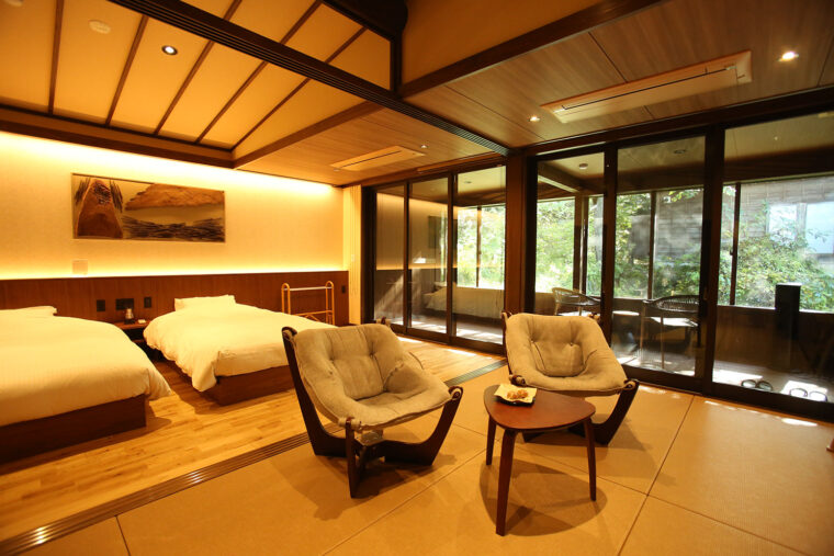 翠悠館の部屋のひとつ・みず木。20畳の和室とテラスからなる