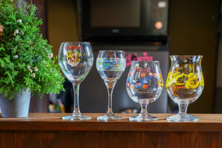 メーカーごとにグラスも異なる。形状や模様がかわいいのでぜひ注目を