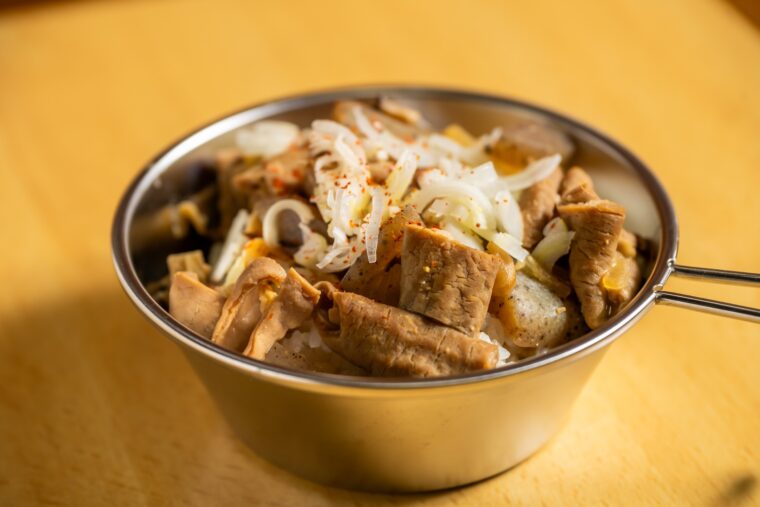 割烹食堂 さら科『もつ煮丼』