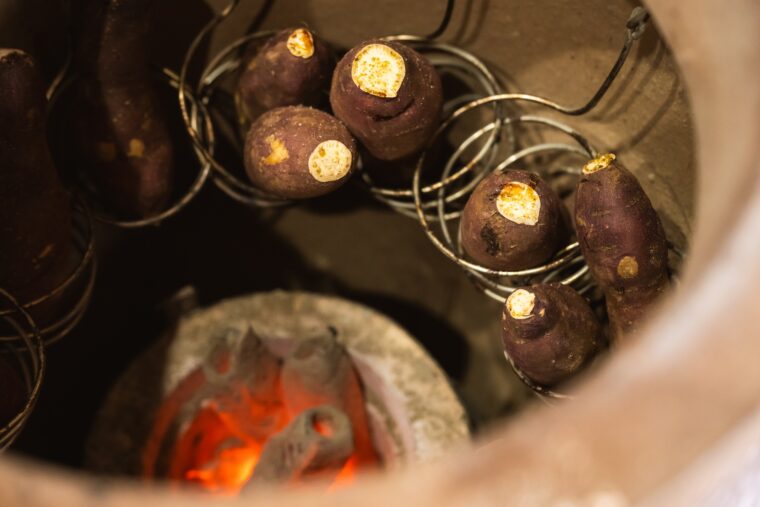 壺の中にはサツマイモがたくさん