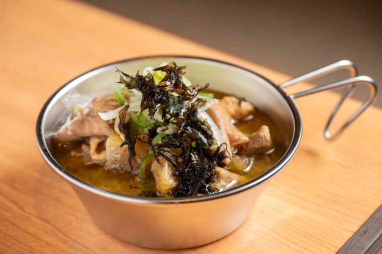 『燕三条系もつ煮込み』（390円）