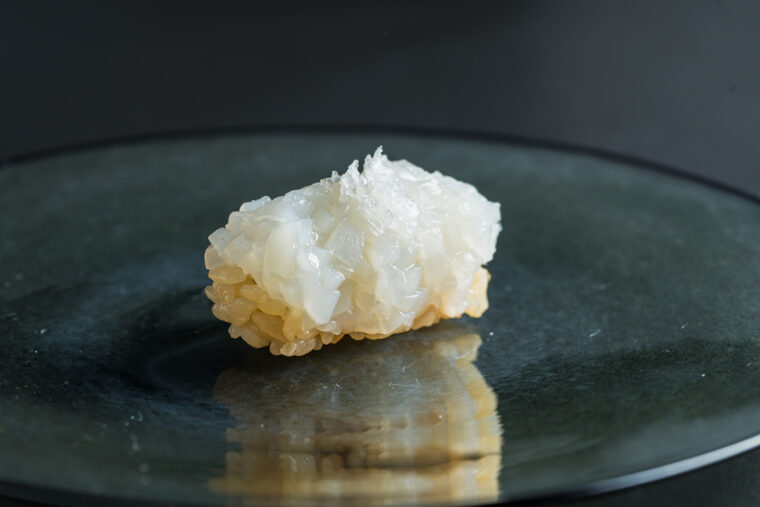 スダチと塩で味付けをした県産のコウイカ