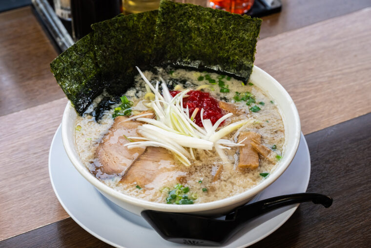 女性に大人気、梅肉が入ってさっぱりと楽しめる『背脂梅塩ラーメン』（980円）