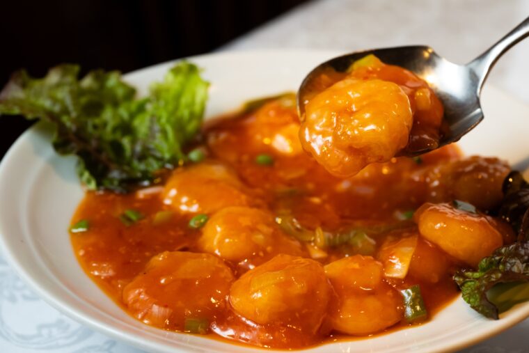 『エビのチリソース』（大2,200円、小1,280円）