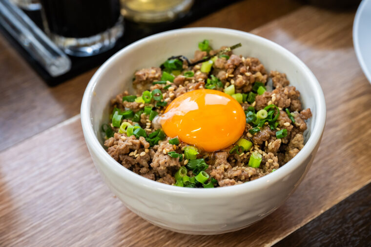 セットメニューに付く『へそごはん』。ガツンとニンニクのきいた粗挽き挽肉の上に黄身がとろ〜りのった人気ミニ丼