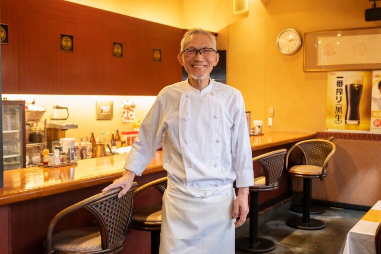 店主の岩城さん。創業から45年厨房に立ち続けるベテラン！