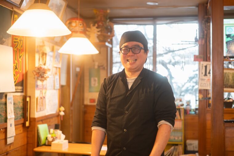 明るい笑顔で出迎えてくれる店主の原さん