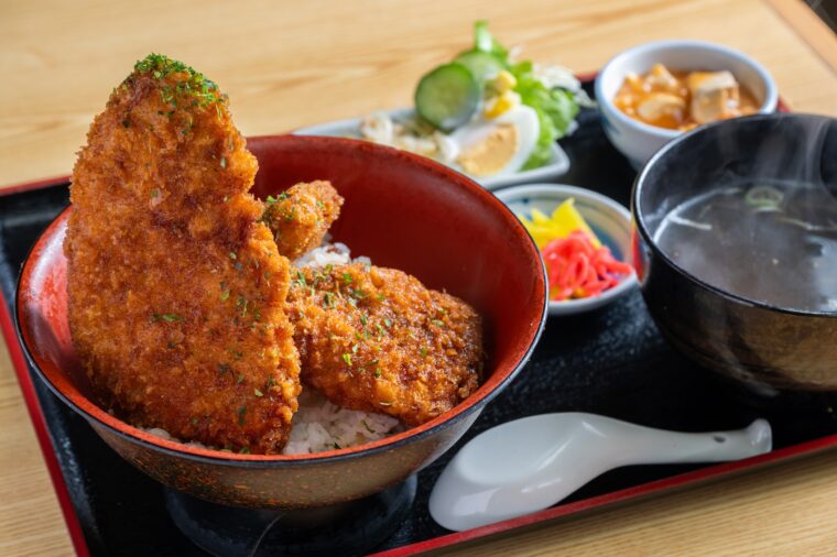 『たれかつ丼』（900円）