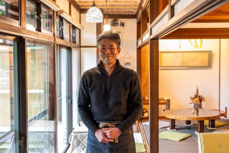 陶器好きの店主・吉田さん。メニューも個性豊かな陶器に盛り付けて提供しています