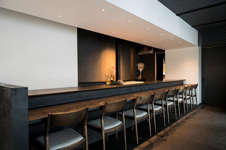 席はカウンターのみ。すしを目の前で握り、1貫ずつ提供する