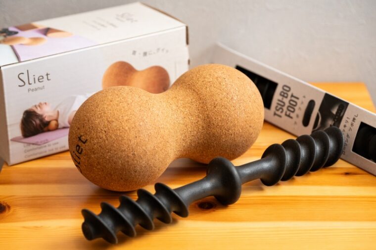 手前から『ツボフット』（1,100円）、『ピーナッツ型ストレッチボール 』（1,980円）