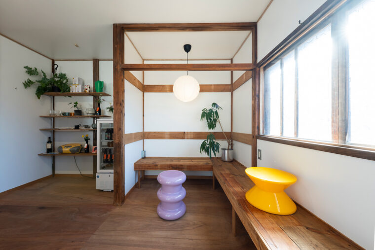 店内でクレープを食べることもできます。昭和レトロな窓ガラスが素敵！