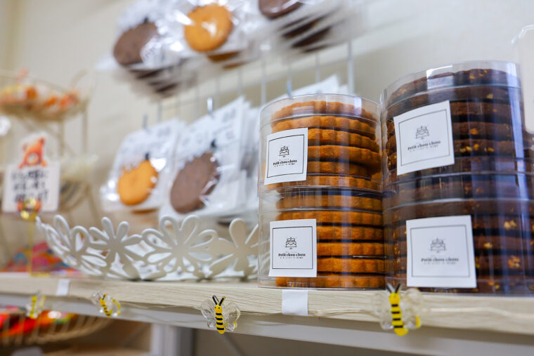 手前が大城さんの自信作『アーモンドチョコクッキー』（6枚980 円）