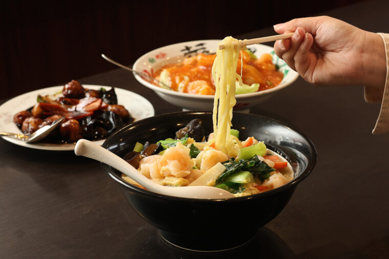 『海鮮ラーメン』（980円）。野菜がてんこ盛り