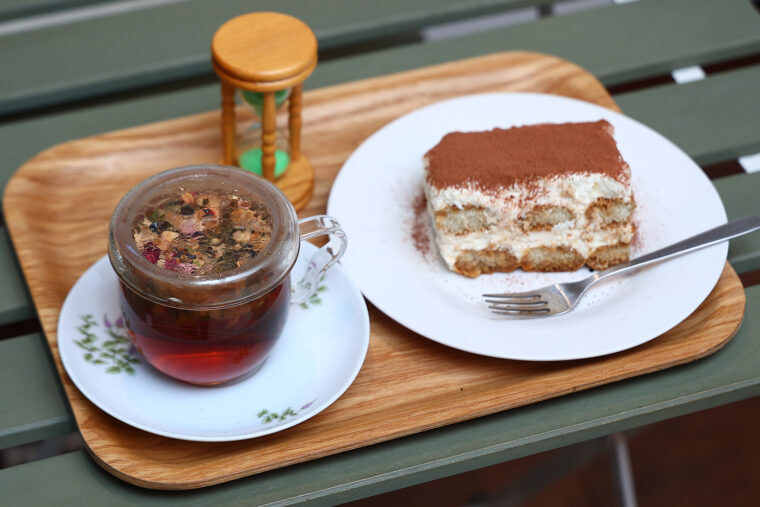 『ほっとやすらぎストロベリータイム』（左・500円）、『コーヒー屋のティラミス』（右・500円）