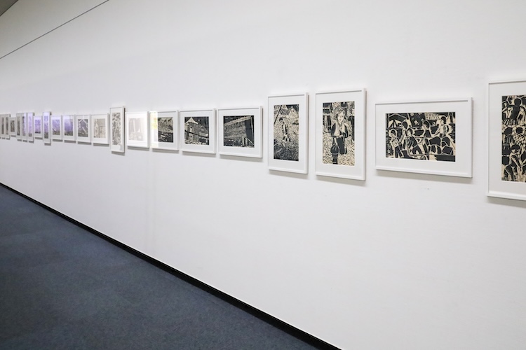 こちらは南万代小学校の児童（当時）による、新潟地震関連の版画作品。被災直後から復興のようすまで表現されていて見入ってしまいます