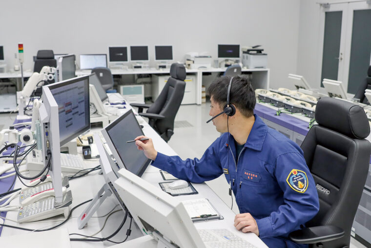 年間通報件数は約6万件（1日約160件）。24時間体制で皆さんの安心・安全な暮らしを守ります