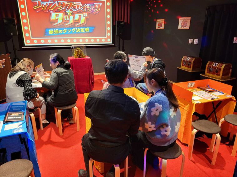 2階のホールではチームで協力する公演型の謎解きが行なわれる。新作ゲームも続々登場