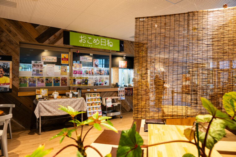 軽食やコーヒーなどのドリンクも提供する憩いのスペースです