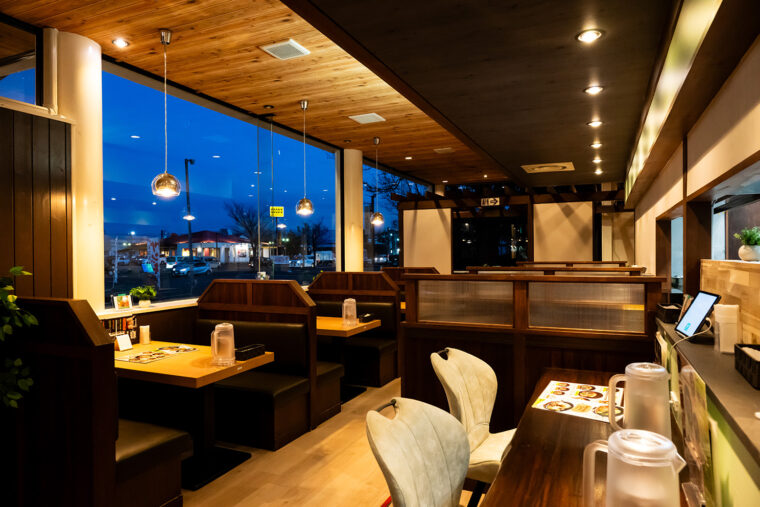 店内。カウンター席とテーブル席を用意