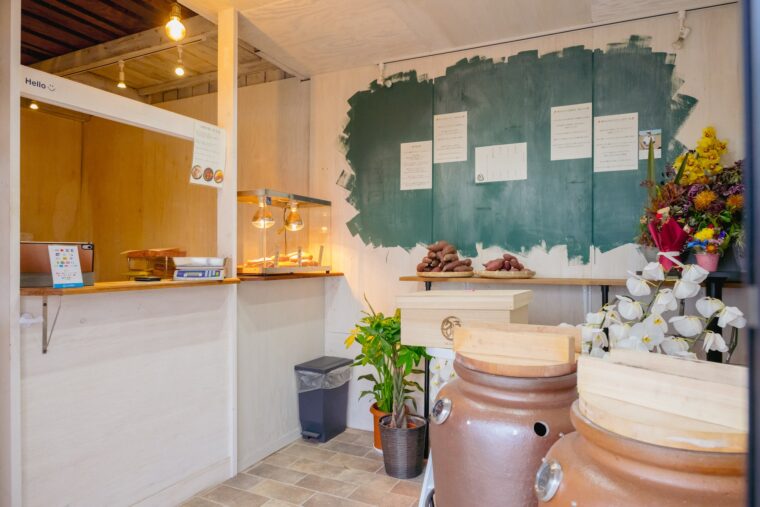 店内。サツマイモの品種ごとの魅力が紙に書かれています