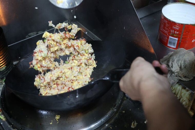 米を踊らせるように豪華な手捌きで炒める