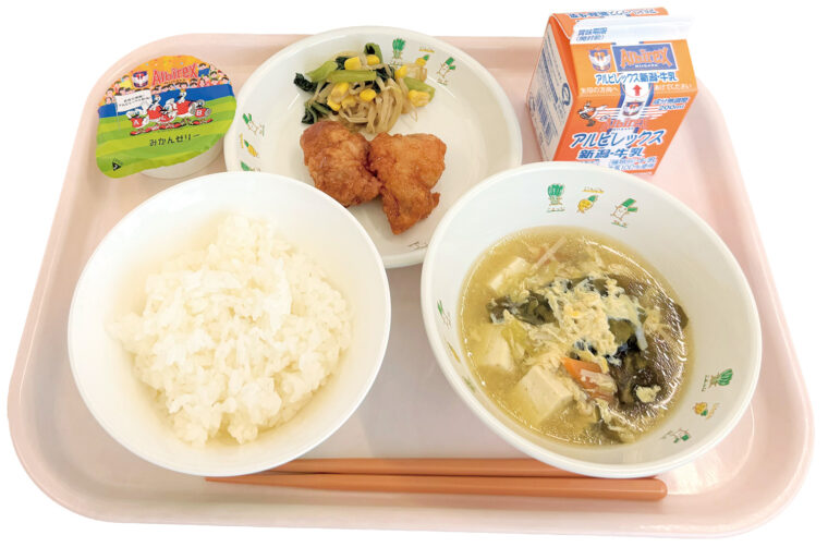 メニュー／ご飯、卵スープ、ヤンニョムチキン、 小松菜のナムル、ミカンゼリー、牛乳