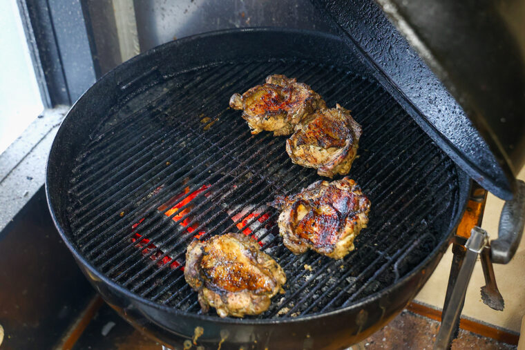 弾力のあるモモ肉に焦げ目を付けて焼く