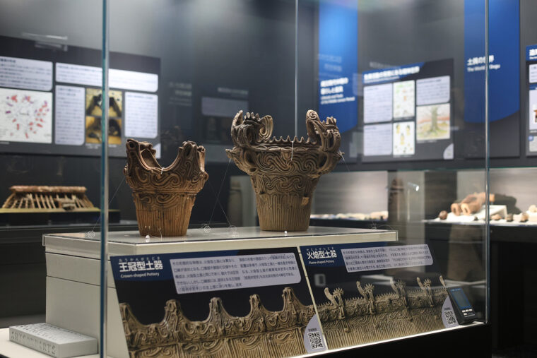 国重要文化財の王冠型土器と火焔型土器