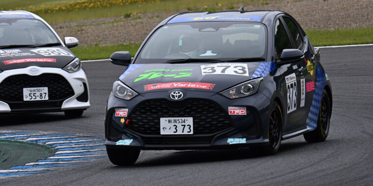 写真手前の『ヤリス』は、2025年のTOYOTA GAZOO Racingのヤリスカップに参戦したマシン。