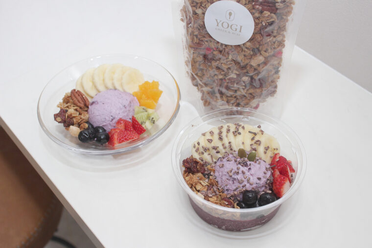 『GREEK ACAI BOWL』（右・1,700円）、『FRESH FRUIT PLATE』（左・1,300 円）
