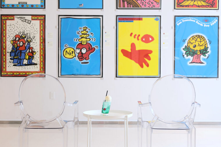 かわいいだけじゃない、どこかピリッと風刺のきいたポスターが並ぶ