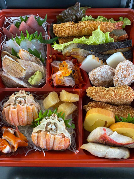 週末限定で『晩酌nisuke』（2,000円）も販売。写真は2人前5,000円の「年末特別編」