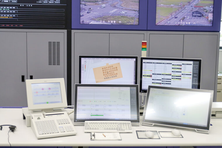 指令台の各モニター。通報や部隊の動き、地図情報などをまとめて確認できます