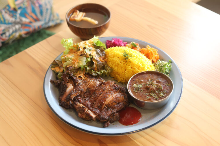 『炭火焼きチキンプレート＆カレー』（1,700円）